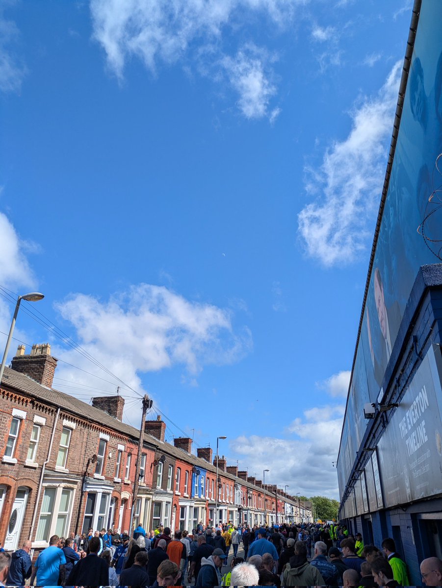Waited a hell of a long time to finally tick off Goodison Park last week but got there just in time. One of my favourite grounds, surrounded by terraced housing, full pubs, fabulous tunes pre-match (Spirit of the Blues 👌🏻), basically everything a football ground should be 🏟️