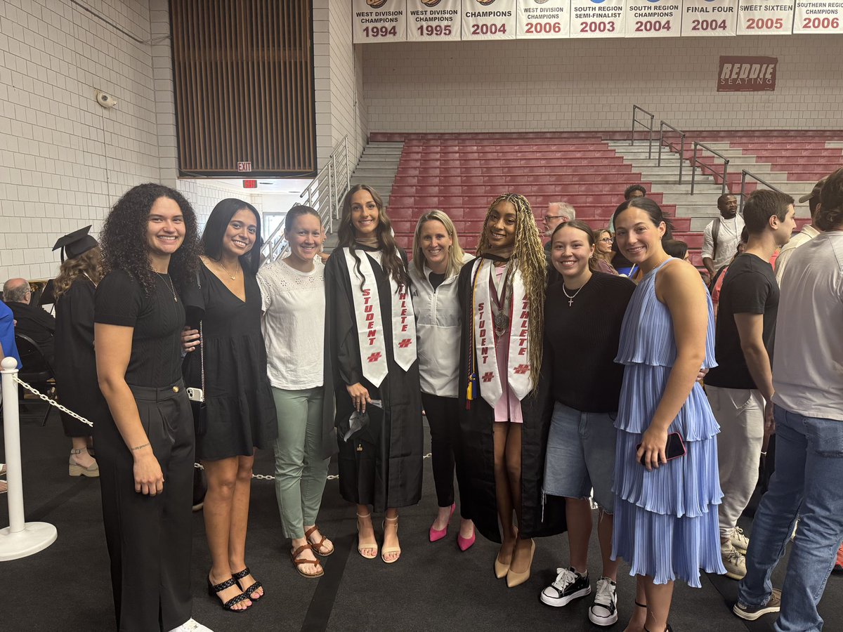 Degrees in hand and a ring on their finger! Congrats to our 2025 graduates. Masters complete. We are so proud of you all for all your accomplishments on and off the court 🎓💍🏀