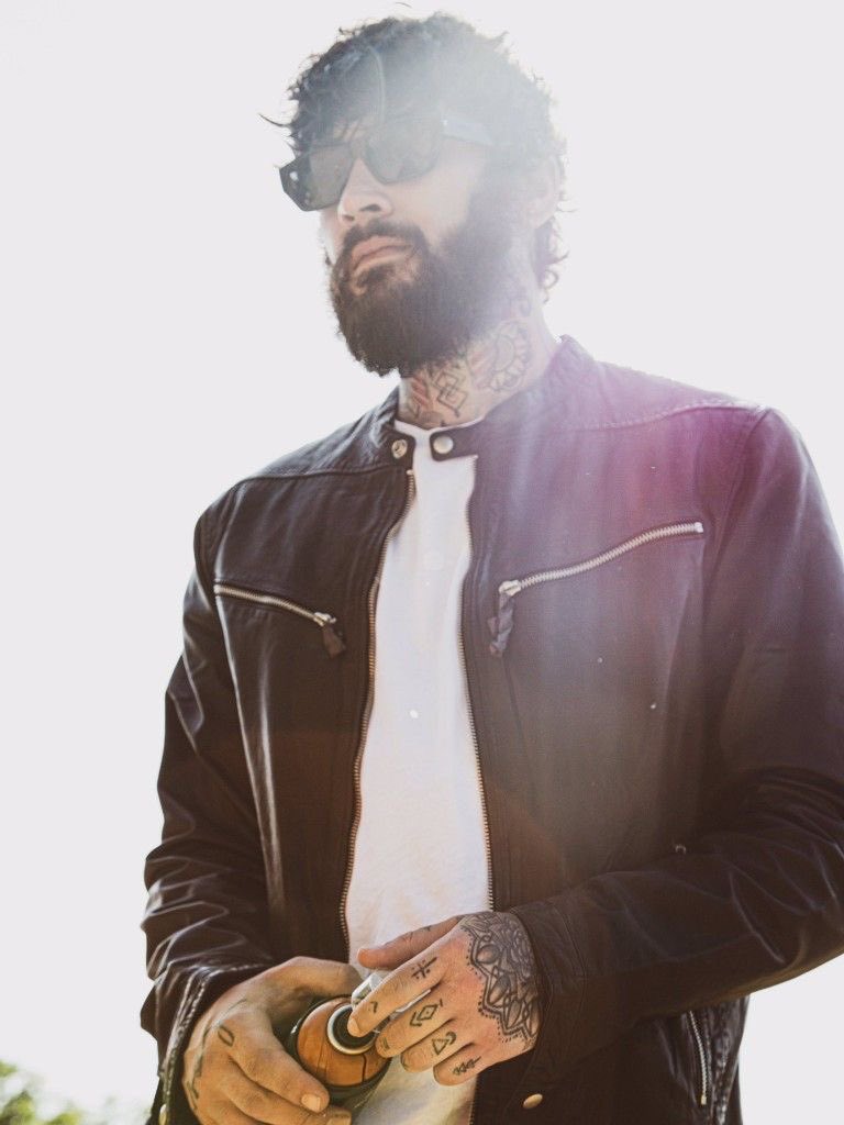 zouisfreaks's tweet image. still not ever getting over zaddy zayn and his full beard like GIVE IT TO ME 😩