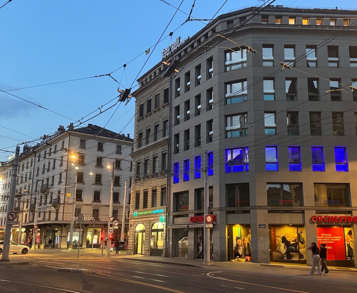 🇪🇺 Acabem aquest Dia d'Europa il·luminant de color blau la façana de la Delegació del Govern de Catalunya a Suïssa per defensar un horitzó comú de pau, progrés i dignitat humana per a tothom.

#DiaEuropa 
#EuropeDay