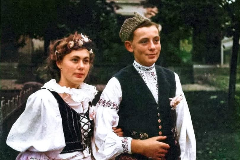 Málem bych zapomněl na Adélu. 

Dívka na fotce je Adéla Šináglová od nás  z
Loděnice při jedné z obecních slavností. 

8. května 1945 ji umlátili spolu s dalšími 18 sousedy loděničtí kolaboranti a udavači. Potřebovali umlčet svědky a vylepšit si kádrové profily. 

Adéla byla naše