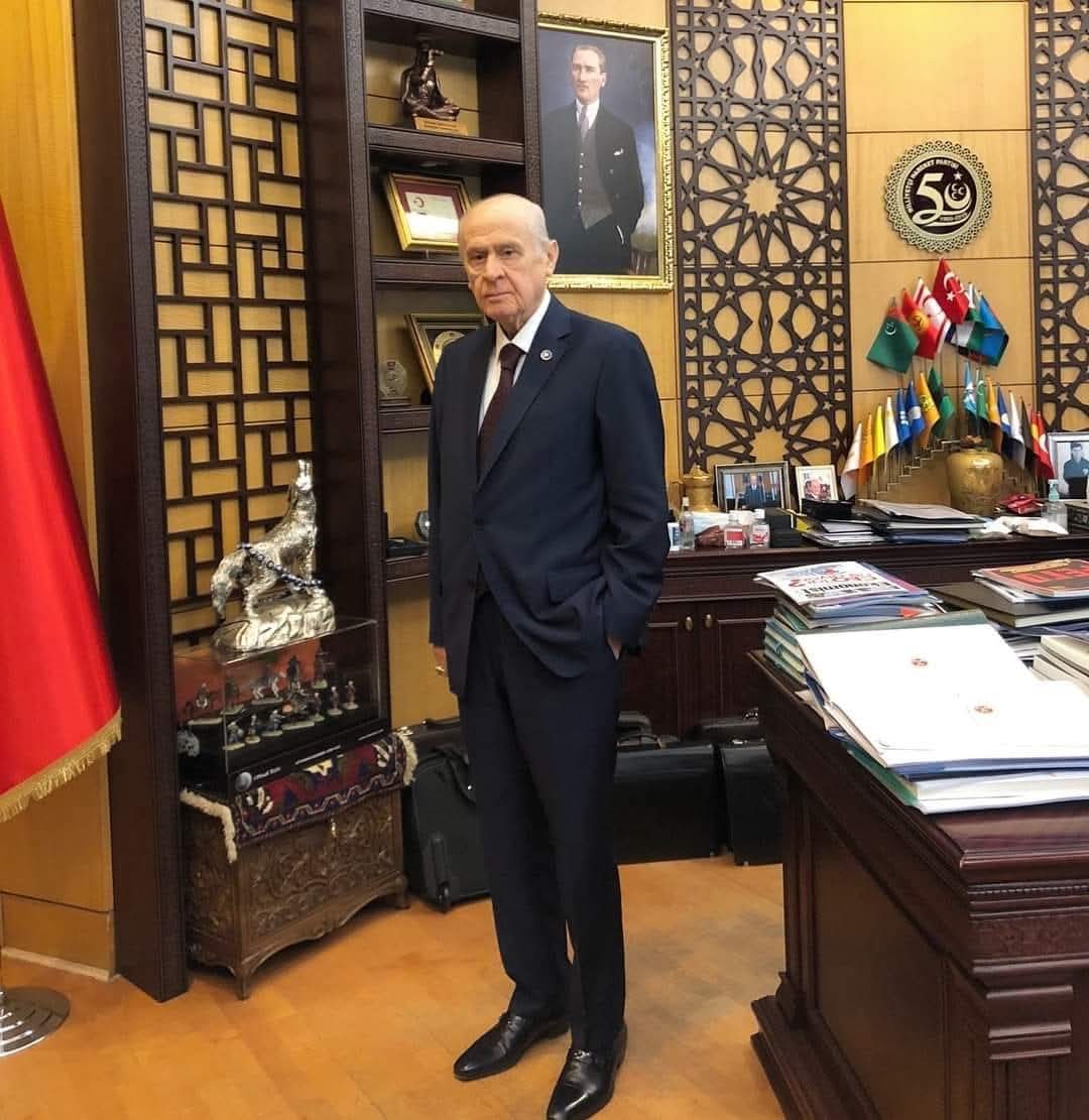 Bozkurt duruşu olmalı insanın, 
hain pusuları bertaraf eden,
Bozkurt bakışı olmalı insanın,
yurduna göz dikenin gözünü oyan, 
Bozkurt Lideri olmalı insanın, ergenekondan çıkarıp, vatan kuran, vatan kurtaran!
Lider <a href="/dbdevletbahceli/">Devlet Bahçeli</a>