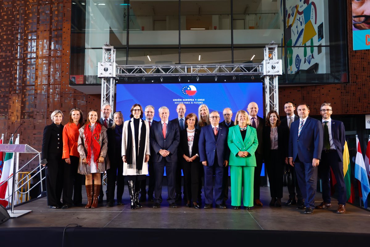 ¡Feliz #DíaDeEuropa!🇪🇺

La Embajadora UE Claudia Gintersdorfer junto al Canciller <a href="/AlbertoKlaveren/">Alberto van Klaveren</a> y los 18 embajadores y representantes de los Estados miembros en Chile celebran en el <a href="/centroGAM/">Centro GAM</a> el 75º aniversario del origen de la UE en 1950.

#EuropeDay2025