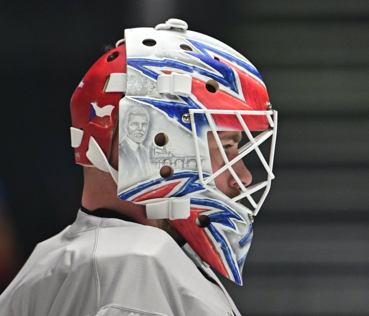 SvetlanaWit's tweet photo. Brankář @czehockey Karel Vejmelka schytává urážky kvůli obrázku Petra Pavla na své masce. Tenhle mladý muž má můj respekt. Musel tušit, co spustí, přesto do toho šel. Je fajn vidět, že máme sportovce s názorem, který se nestydí za prezidenta své země. https://t.co/Xpl7momMK4
