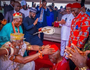 HighChiefOkoro's tweet photo. Meet Igwe Chidubem Iweka (Ogalagidi Eze Iweka III) the man that collected N20k to confer the title of “Dike Si MBA Anambra” on a Yoruba man.

An opportunity he would have used in addressing the complaints of the Igbo businessmen in Lagos, but he chose his stomach over his people. https://t.co/0NzcdXYrRY