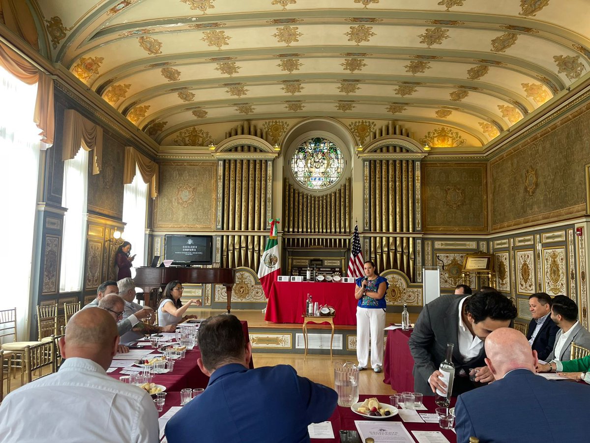 SE_mx's tweet photo. Para impulsar la internacionalización del mezcal artesanal #HechoEnMéxico, se inauguró una serie de catas en sedes diplomáticas de México en EE.UU.

El evento reunió a representantes del cuerpo diplomático, restauranteros, hoteleros y líderes del sector agroalimentario. https://t.co/BcdmPFultN
