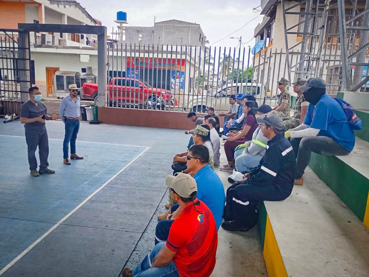 DPS_LosRios's tweet photo. En la jornada, nos desplegamos junto a @CGGalapagos, @gadsantacruz, @Riesgos_Ec, @ABG_galapagos, @PoliciaEcuador y @armada_ecuador para efectuar destrucción de criaderos de mosquitos, fumigación y sensibilización a la comunidad sobre medidas preventivas. 

#ElNuevoEcuador https://t.co/DcrcVHySgc