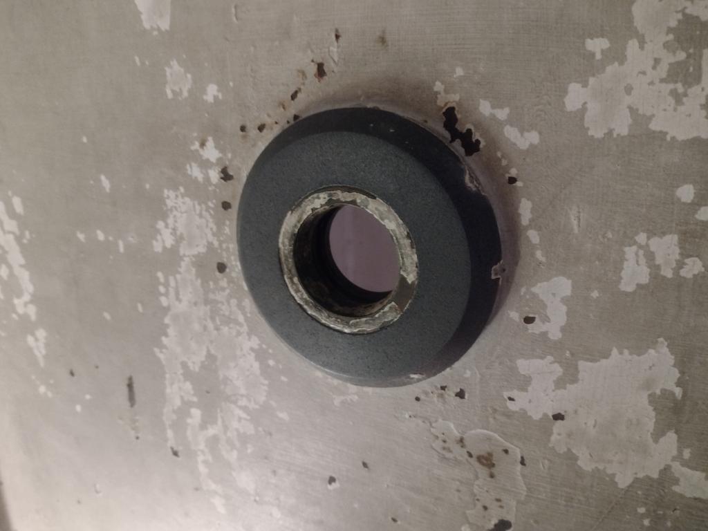 Bisitaren unerik latzena gas ganbera izan da. Atearen behatxuloa izugarria da. Gizateriaren historiako gertakaririk beltzena, norbaitek voyeur moduan bizi izan zuen. Eta nolabait, gogorarazten digu, egun, gertakaririk beltzenak, nola ikusten ditugun pantailaren beste aldetik