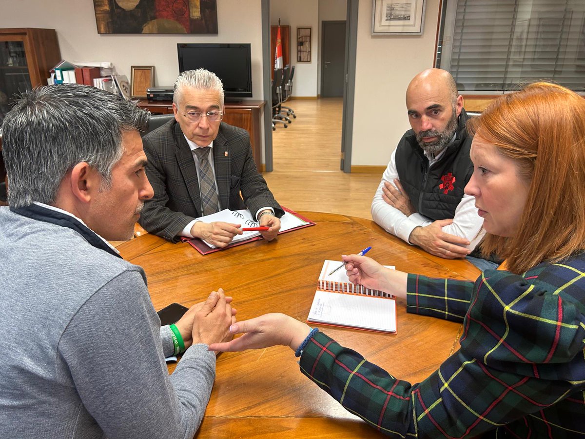 irenecortesc5's tweet photo. 🟧🟧🟧 Hoy en la Delegación Territorial de la @jcyl hemos mantenido junto con el Delefado Territorial @RobertoSaiz_ una reunión de trabajo con la Asociación de Rescate #UCIR.
Proximamente celebrarán sus III Jornadas UCIR para perros de Rescate.
📍Poza de la Sal https://t.co/CWR4WSnYl7