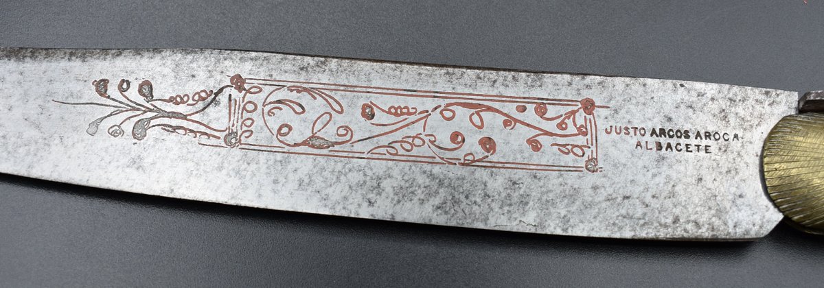 ivanfamil's tweet photo. Hace varios siglos, en un pequeño taller de Albacete nació una tradición metalúrgica que atravesó siglos, guerras y revoluciones.

Allí nació una humilde, pero revolucionaria herramienta, la navaja, pero también una marca que la llevó por el mundo: Arcos

Tira del hilo 🧵👇🏽👇🏽👇🏽 https://t.co/m7WDZ5nFKw