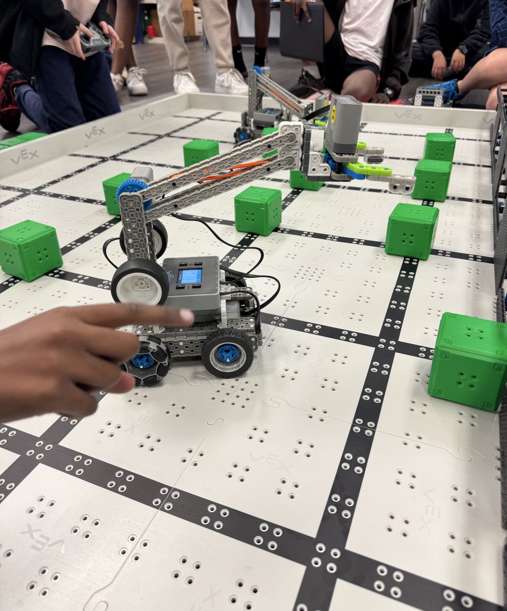 lindsaybcross's tweet image. Design day at @MSTMAGNET is always a great day! Love to watch the excitement as they work together to overcome a challenge. #RISDBeTheOne