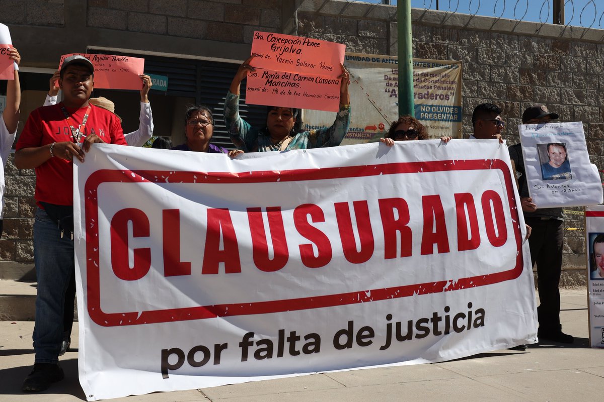 yociudadanojrz's tweet photo. En conmemoración del Día de las Madres, familias de #PersonasDesaparecidas y OSC clausuraron de forma simbólica la Fiscalía en #CiudadJuárez para denunciar omisiones en la investigación de los casos y tratos revictimizantes por parte de las autoridades.

📸: @abrahamrubio_ https://t.co/foIhlxggOr