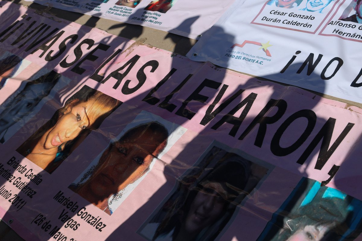 yociudadanojrz's tweet photo. En conmemoración del Día de las Madres, familias de #PersonasDesaparecidas y OSC clausuraron de forma simbólica la Fiscalía en #CiudadJuárez para denunciar omisiones en la investigación de los casos y tratos revictimizantes por parte de las autoridades.

📸: @abrahamrubio_ https://t.co/foIhlxggOr