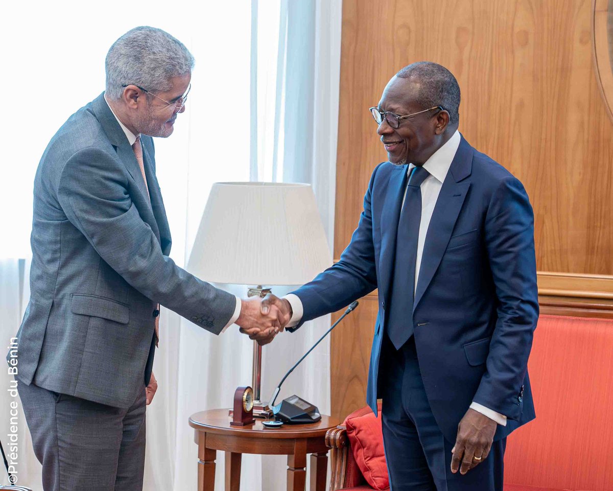PresidenceBenin's tweet photo. #Prbenin | #Wasexo | #AudiencePr | #BeninDiplomatie |
🇧🇯🇲🇷 Présidence de la BAD : Le Bénin et la Mauritanie font cause commune autour de la candidature de Sidi Ould TAH
Ce vendredi 09 mai 2025 au Palais de la Marina, le Président de la République du Bénin, M. @PatriceTalonPR, a reçu en audience une délégation officielle de la Mauritanie conduite par Monsieur Sid'Amed Ould BOUH, porteur d’un message de son homologue mauritanien, le Président @MCGhazouani. Cette rencontre a également permis de consolider les liens d’amitié et de coopération entre les deux pays.
🌐 Retrouvez l'article intégral et les photos officielles sur ce lien => https://t.co/zOI6cYac0V