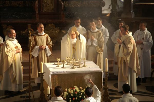 Pourquoi les prêtres catholiques ne peuvent pas se marier ? D'où vient cette "règle" ?

Pour commencer, il faut savoir que dans les premiers siècles du christianisme, beaucoup de prêtres (et même d’évêques) étaient mariés.

Certains apôtres, comme Saint-Pierre, aurait eu une