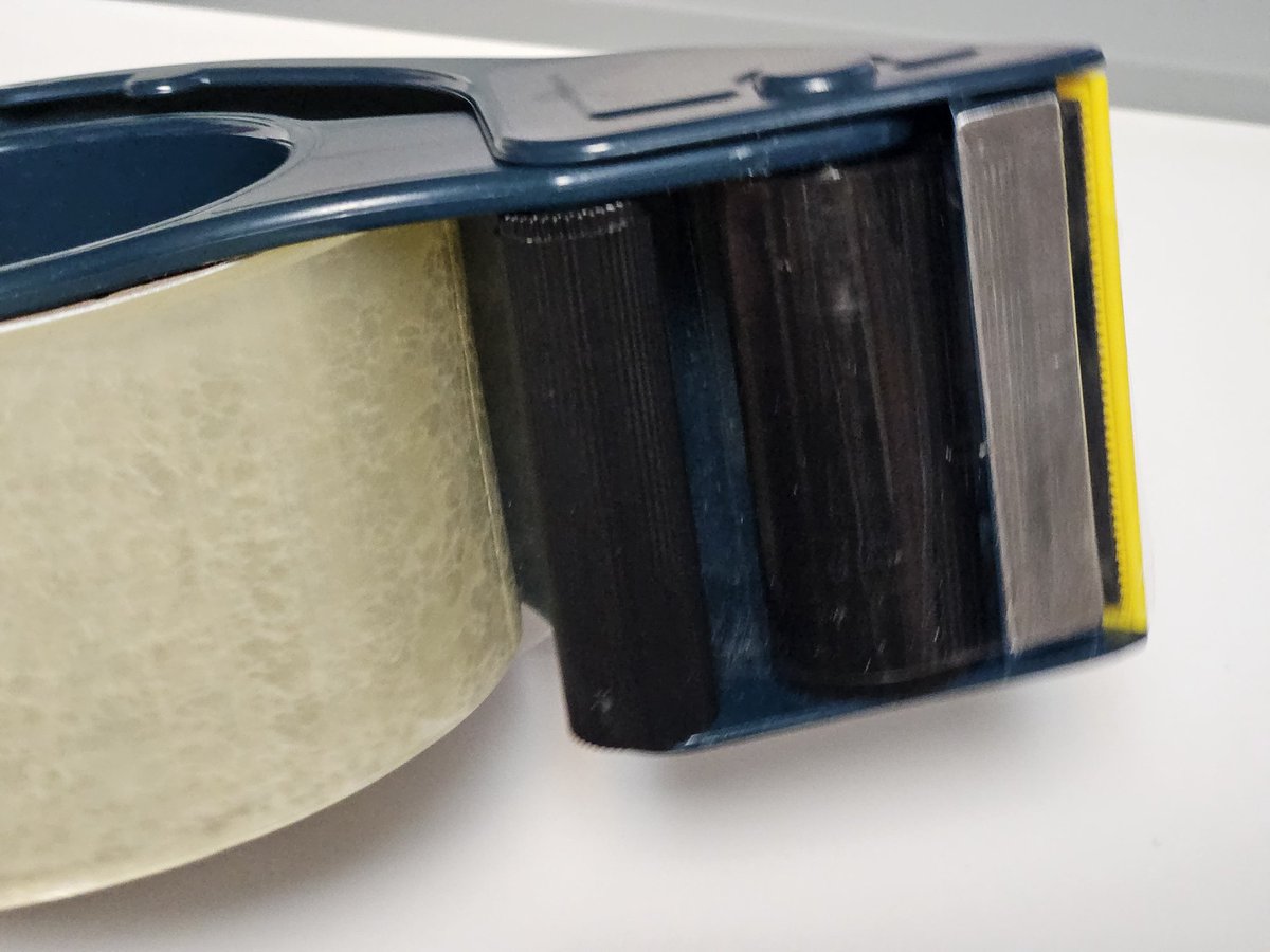 betazzang's tweet image. 작년 10월 구매후 반년동안 쓰고 좋아서 후기남김! 정전기방지때문에 테이프 감겨붙는 횟수가 정말 적었음. 무소음테이프 껴도 소리나는 커터기 있었는데 이건 소음 매우 적은편. 크라프트재질 문의를 했을땐 안된다 했는데 해보니 매우 잘됨ㅎㅎ)b

#하루제스트 #EXCELL #커터기 #박스테이프커터기