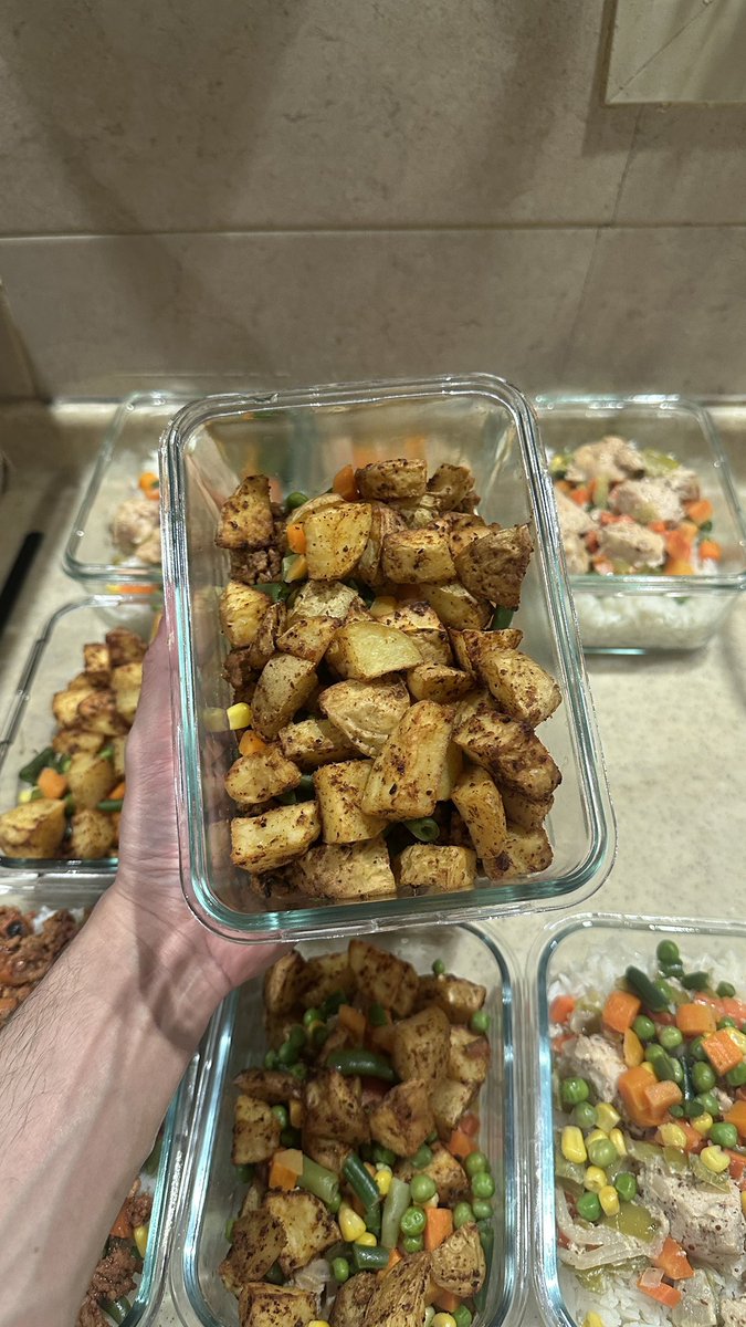 1nwfl's tweet photo. تجهيز وجبات الاسبوع 🍽️🤍 https://t.co/DBFfaXf1Cq