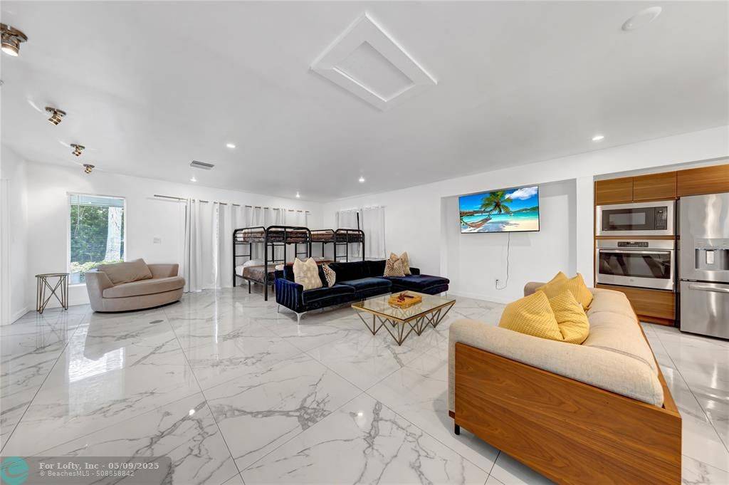 KrisvanGool's tweet photo. 🏡 Modern elegance at 91 NW 51st St, Miami! Fully renovated 3BD/3.5BA in Buena Vista, steps from the Design District. Features sleek kitchen, impact windows &amp; spacious yard. $1,027,000. Contact Kris at 954-478-5971. #MiamiHomes #ForSale https://t.co/NODj6hf2oT