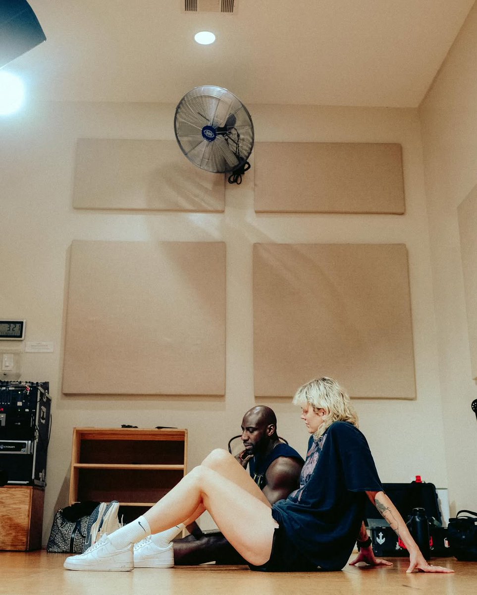 BettyWho's tweet photo. in the kitchen with @KhasanB84 🧑‍🍳 https://t.co/CfJFI5CcXU