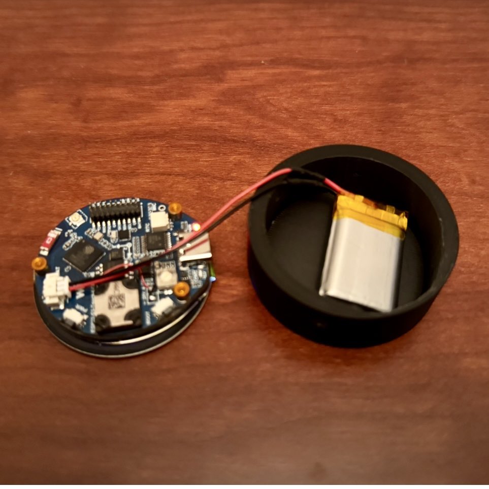 joselopez_ga's tweet image. Le ví a @volosprojects en su canal de YouTube este proyecto (reloj analógico a digital) que acabo de emular… a mayores le he creado una pieza en #3d que me sirve de sujeción de la placa #waveshare 1.46 Touch LCD y de cierre del reloj lo que le da solvencia y me gusta el acabado!