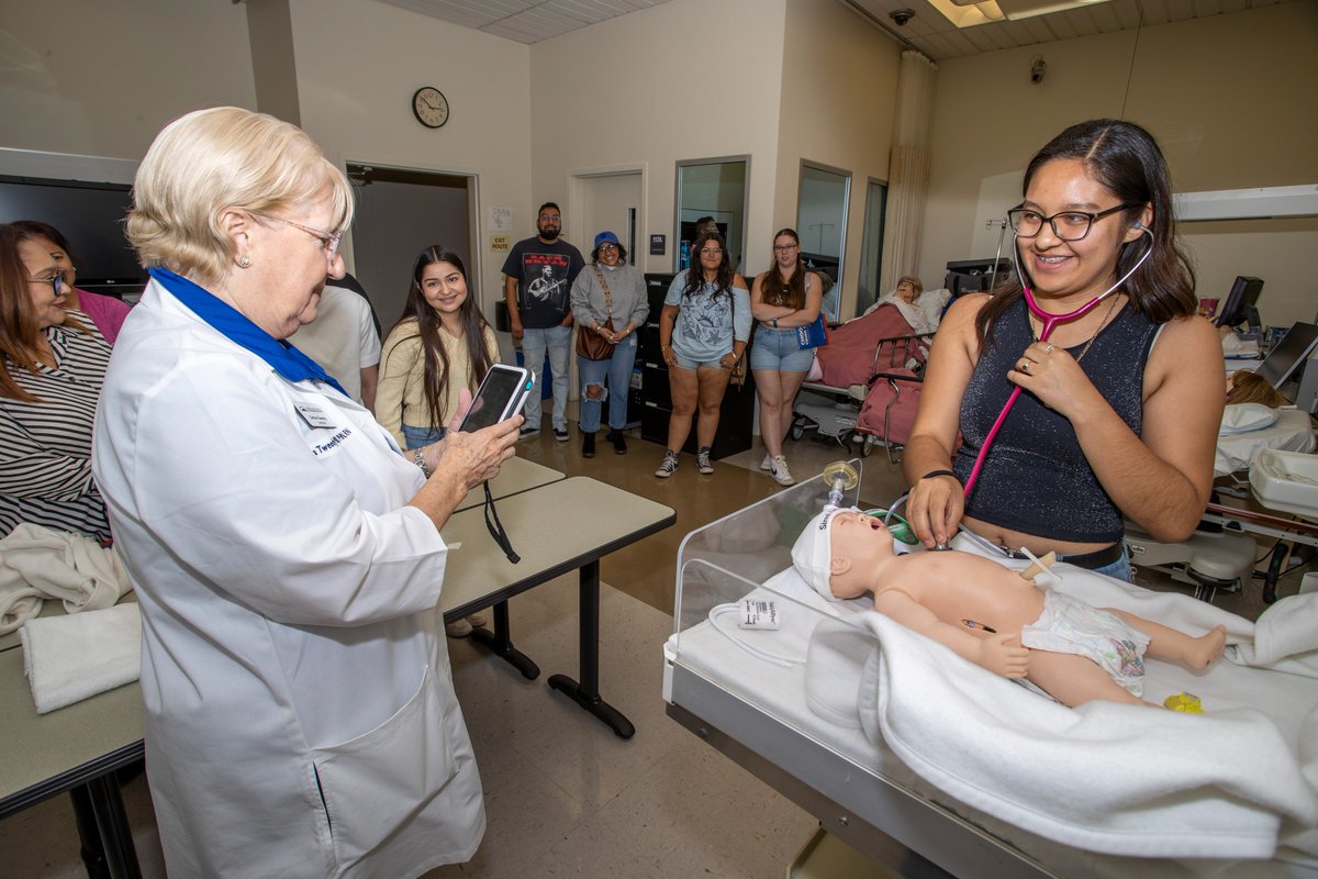 CSUSBNews's tweet image. Great nurses are trained, not born. 🩺  Here’s to those guiding and supporting the next generation of care. 

#NationalNursesWeek #NationalNursesDay #CSUSBNurses #CSUSBNursing #ThankANurse #NursesDay