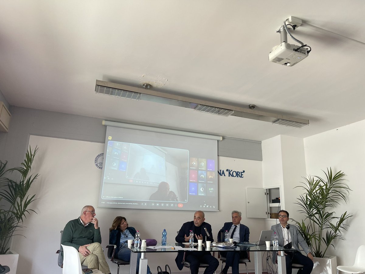 Giovanni Luca Guastella Fidone 🇵🇪🌍🇪🇺 (@_fidone) on Twitter photo Ieri, nell’ambito delle attività formative previste per i cicli di Dottorato in Scienze Economiche, Aziendali e Giuridiche, si è svolto, presso <a href="/Unikore_Enna/">Università Kore di Enna</a>, un seminario dal titolo: “L’Europa al bivio: democrazia, sovranità, sicurezza”.
#PhDOpportunity #PhD #Phdlife #publiclaw Ieri, nell’ambito delle attività formative previste per i cicli di Dottorato in Scienze Economiche, Aziendali e Giuridiche, si è svolto, presso <a href="/Unikore_Enna/">Università Kore di Enna</a>, un seminario dal titolo: “L’Europa al bivio: democrazia, sovranità, sicurezza”.
#PhDOpportunity #PhD #Phdlife #publiclaw