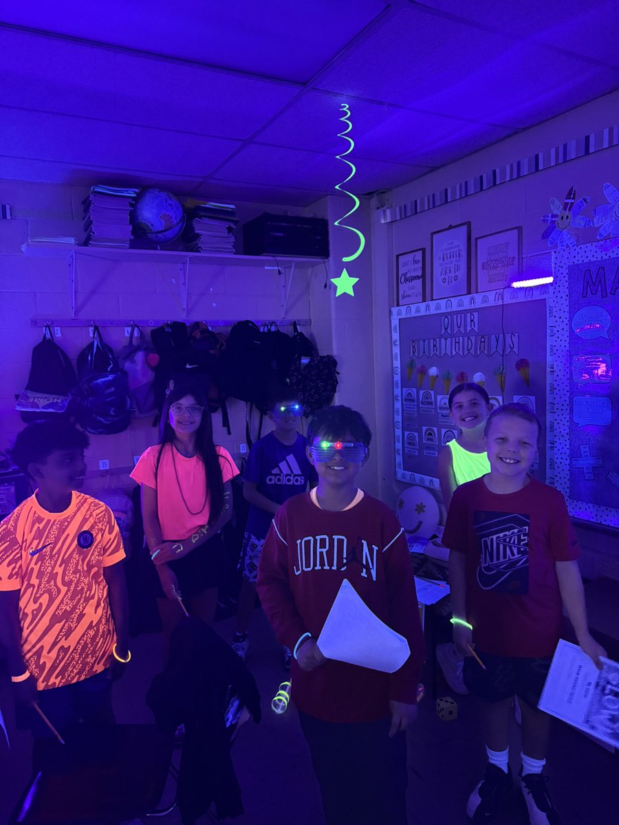 More Glow Day fun! #WeAreBethpage <a href="/BethpageUFSD/">BethpageUFSD</a> 🌟🌟