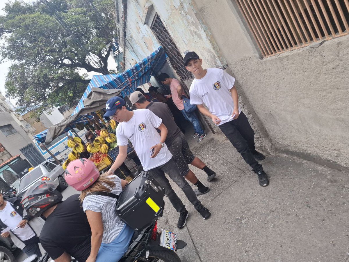 #9Mayo | Desde la parroquia Santa Rosalía en #Caracas la juventud de <a href="/ADVenezuelaa/">Acción Democrática</a> nos mantenemos firmes y en la calle invitando a toda la ciudadanía a votar este #25mayo por la tarjeta blanca de AD abajo y a la izquierda.

<a href="/MAELECAD_VE/">MAELECAD</a> #Venezuela #Tendencia <a href="/adbernabe/">Bernabé Gutiérrez</a>