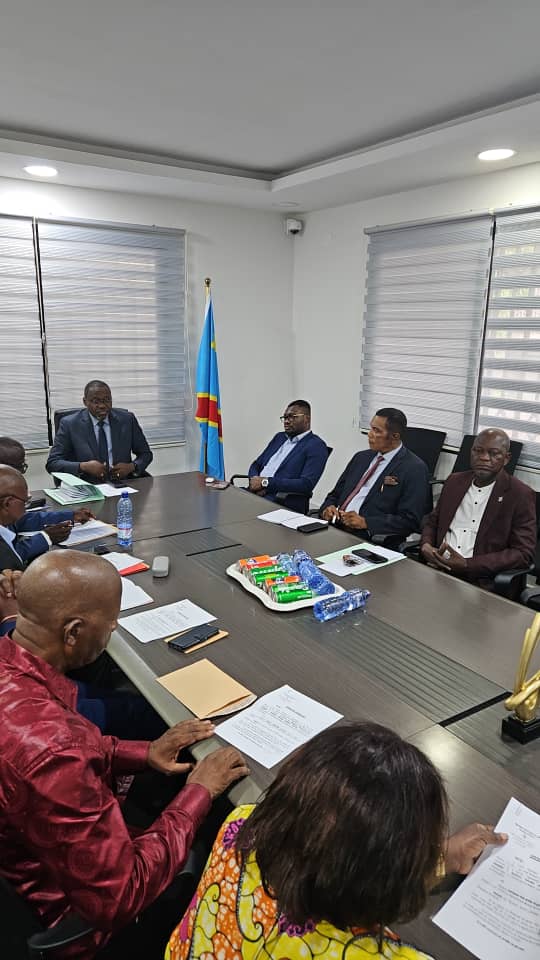laroyaleduchef's tweet image. 🚨🇨🇩#RDC: Sous la houlette du Prof. @TambweDL, la CTCPM a honoré ses retraités ce 8 mai par la remise de certificats de fin de service, saluant leur engagement au service de la République. #RDC #CTCPM