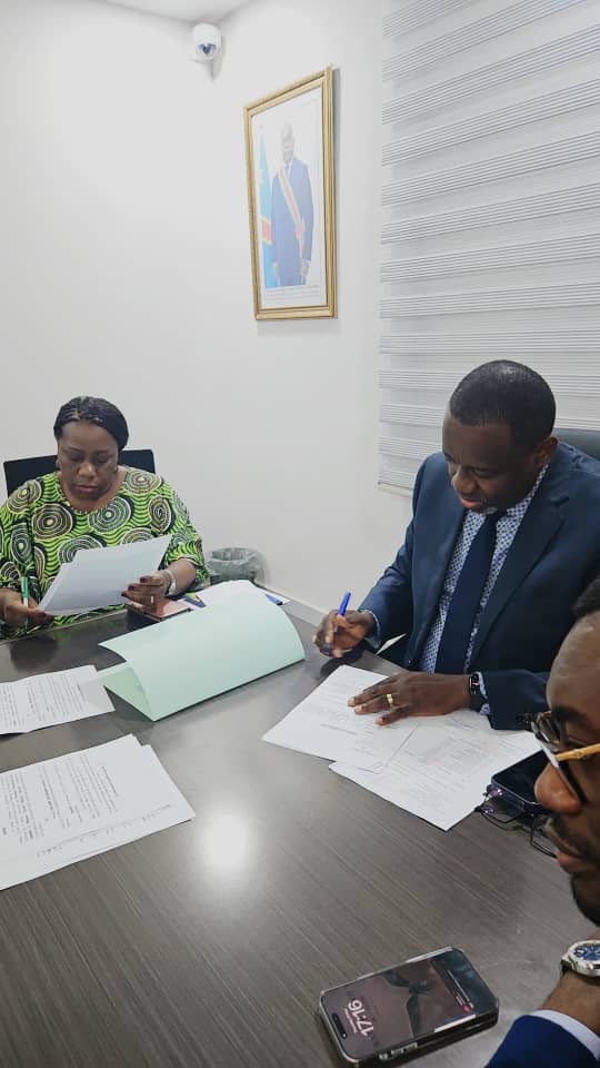 laroyaleduchef's tweet image. 🚨🇨🇩#RDC: Sous la houlette du Prof. @TambweDL, la CTCPM a honoré ses retraités ce 8 mai par la remise de certificats de fin de service, saluant leur engagement au service de la République. #RDC #CTCPM