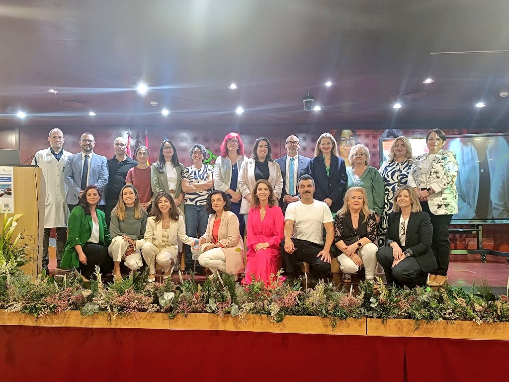 Gracias a la organización de la XVIII Jornada de Enfermería del Área VII de Murcia por la cálida acogida y la oportunidad de compartir cómo la #InteligenciaArtificial puede transformar los cuidados. La tecnología suma, pero las personas lideran. 💙🤖