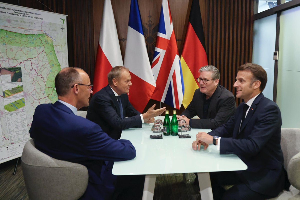 Donald Tusk (@donaldtusk) on Twitter photo Polska, Francja, Niemcy, Wielka Brytania przy jednym stole. Rzeszów, piątek wieczór. Polska, Francja, Niemcy, Wielka Brytania przy jednym stole. Rzeszów, piątek wieczór.