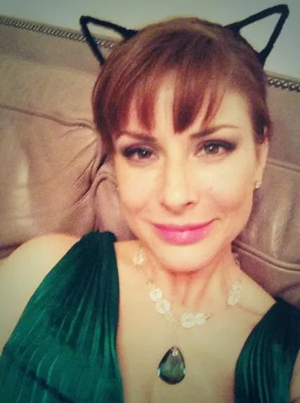 donutsdebsdibs's tweet image. She's a cool 🐱#kittycat @DianeNeal 💚😻