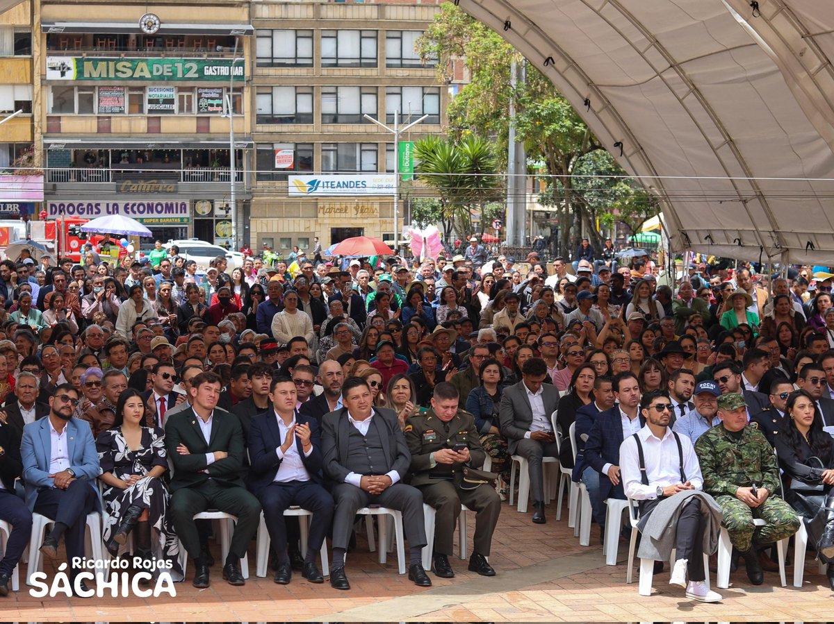RicardoAlonsoRS's tweet photo. Hoy, Duitama vive un día histórico 💚🖤❤️.

Rocío, la mejor manera de corresponder a la confianza de los duitamenses es trabajar cada día en pro de su bienestar y estoy seguro de que así lo harás.

Aquí seguiremos, a tu lado, aportando lo mejor de nosotros a esta hermosa ciudad. https://t.co/XcDm87Kpnc