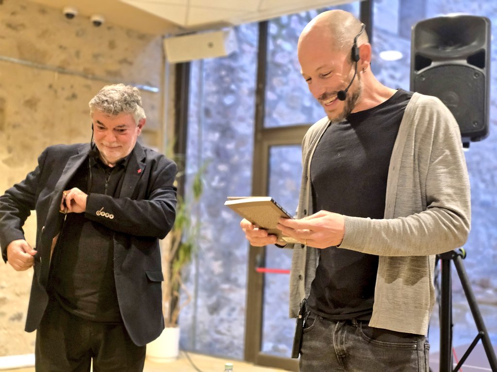 🎭 Avui a Calonge <a href="/pobledellibres/">Calonge_PobleDeLlibres</a>, Xavier Albertí ens ha regalat una autèntica classe magistral d’història del teatre català. Un savi amb majúscules, capaç de fer vibrar amb cada anècdota i connexió. Gràcies, <a href="/xalbertig/">xavier albertí</a>! #LaHistòrica