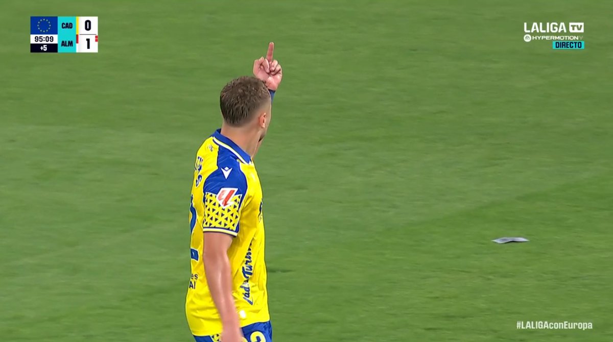 Feo gesto de Ontiveros tras el gol del empate del Cádiz contra el Almería
#CádizAlmería