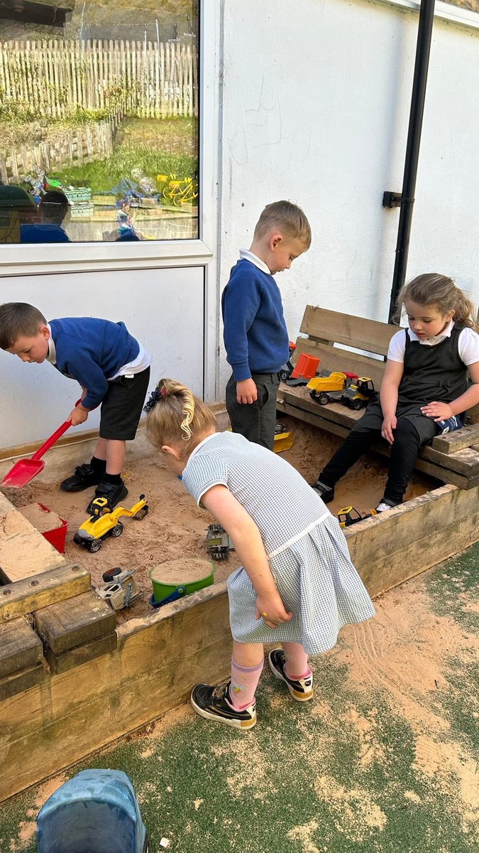 Class 1 enjoying the sunshine with lots of outside play this week and Reception even had their first lesson using the benches. 🙌 ☀️ #ConistonCEPrimaryClass1