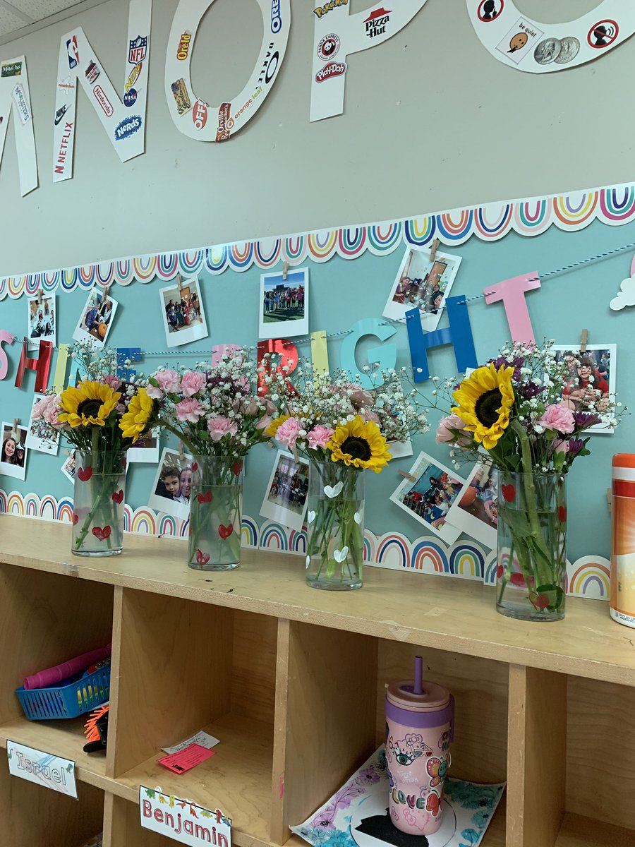 My little florists made their mommies a Mother’s Day bouquet, complete with a decorated vase and a handwritten card. 🤍💐