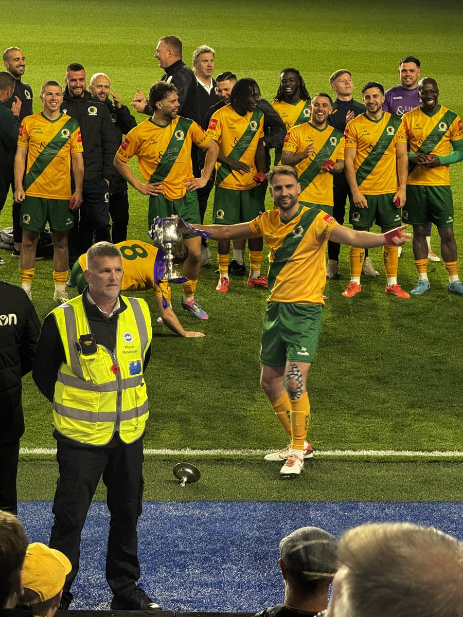 robbiedunc_'s tweet photo. Champions Again 🏆 what a team 🐝 @HorshamFC https://t.co/uJvUyzl78J