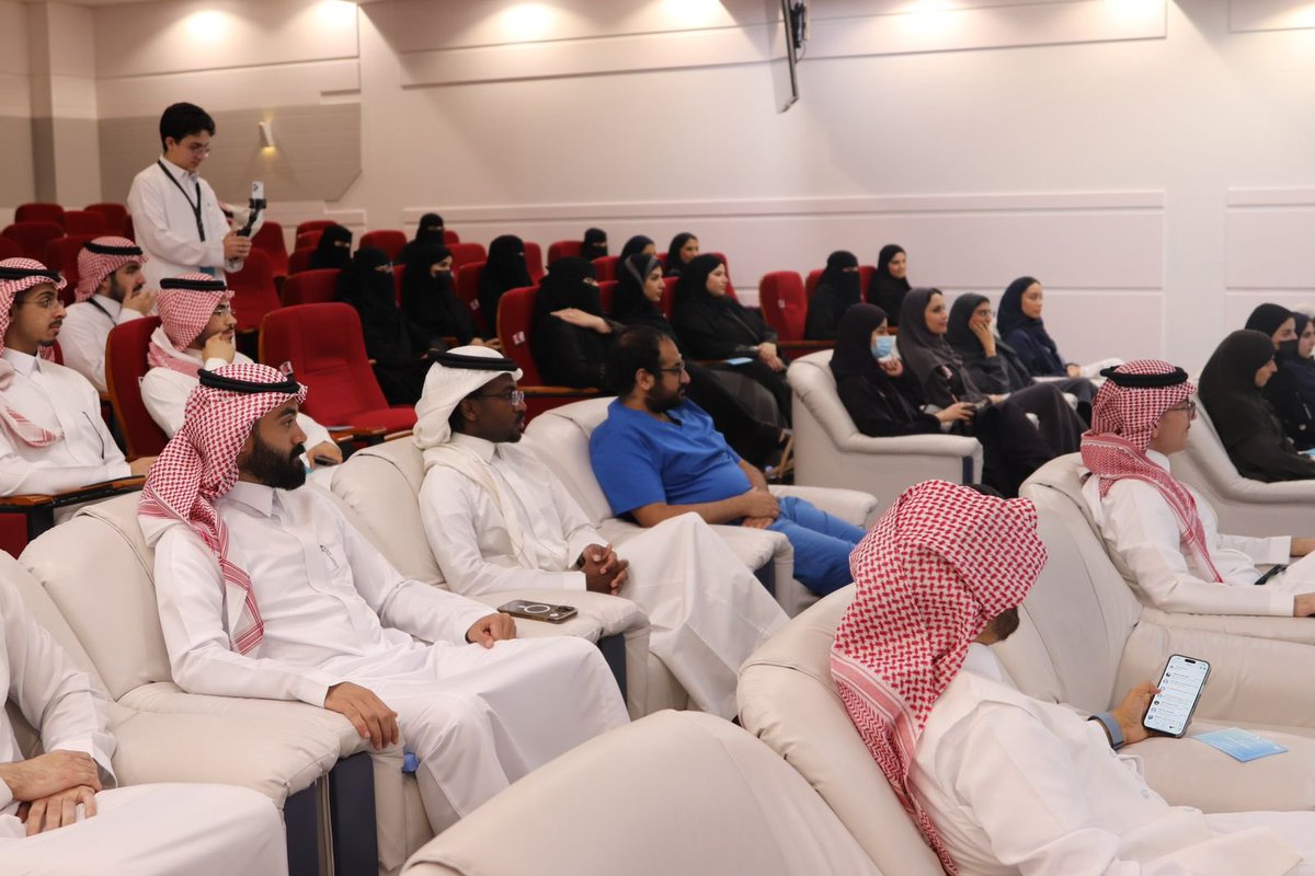 تجربة ملهمة جمعتنا بقامات ساهمت في تشكيل مسيرتنا الطلابية وكان لوجودهم بروحهم وصدقهم أثر لا يُنسى 

شكرًا للدكتور راكان ناظر وأ. عبدالمجيد العنزي على وقتهم ومشاركتهم القيّمة 🙏🏻

وشكرًا لفريق نادي المسؤولية الاجتماعية الذي عمل بتفانٍ ليخرج اللقاء بهذا التميّز 🩵