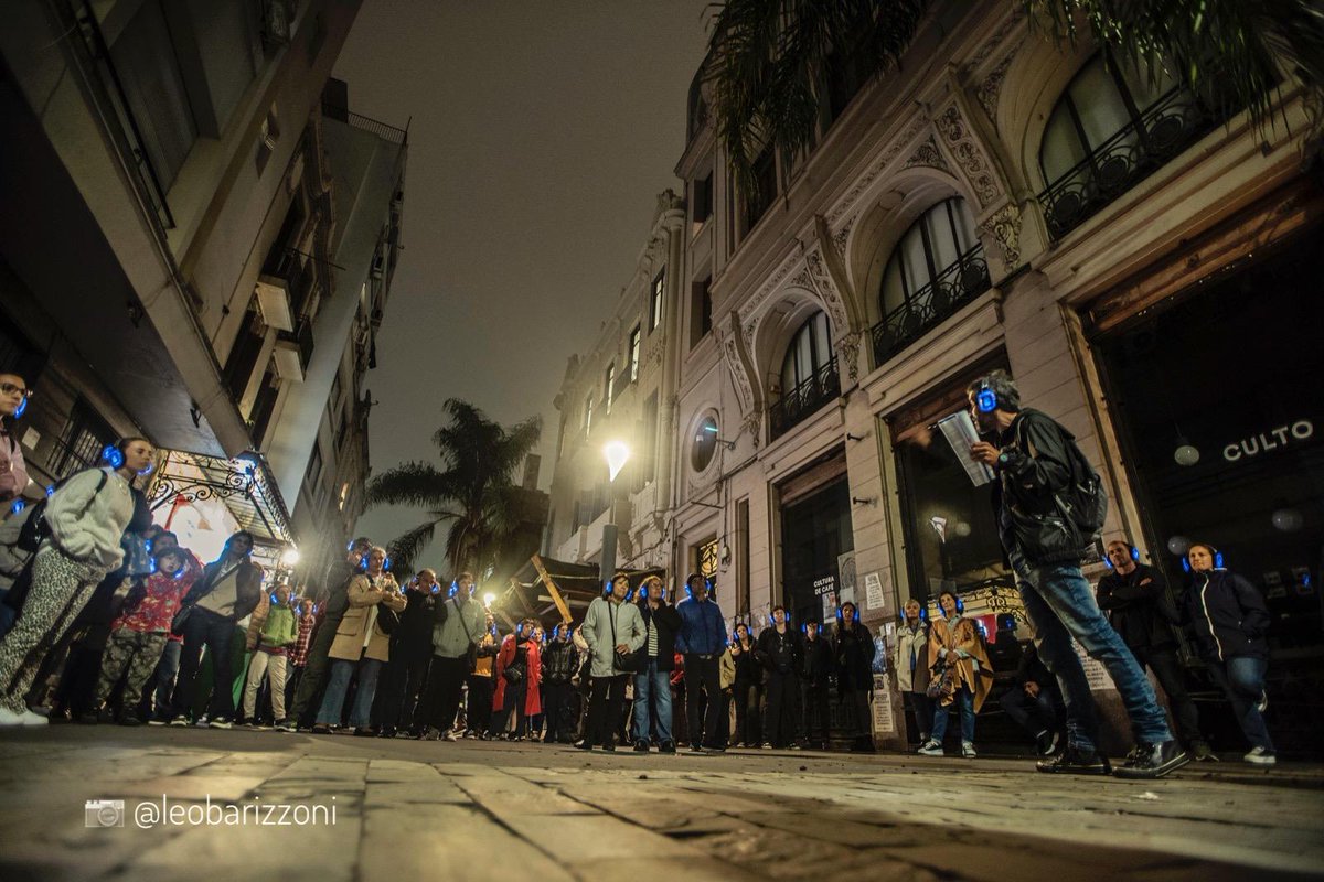 CarlosDopico (@cdopico) on Twitter photo ¡Una vez más, <a href="/LeoBarizzoni/">Leo Barizzoni</a> lo hizo otra vez! Les comparto apenas una muestra de su registro fotográfico del recorrido de <a href="/MdeoSonoro/">Montevideo Sonoro</a> de ayer, por Ciudad Vieja. ¡Una vez más, <a href="/LeoBarizzoni/">Leo Barizzoni</a> lo hizo otra vez! Les comparto apenas una muestra de su registro fotográfico del recorrido de <a href="/MdeoSonoro/">Montevideo Sonoro</a> de ayer, por Ciudad Vieja.