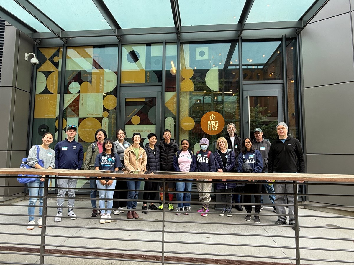 Yale Day of Service takes place tomorrow and many alternate dates throughout the spring. Yalies in Seattle celebrated Day of Service this past weekend volunteering at Mary’s Place. Find upcoming Service events near you: bit.ly/3UEpaFI

#YaleAlumni #YaleDayofService