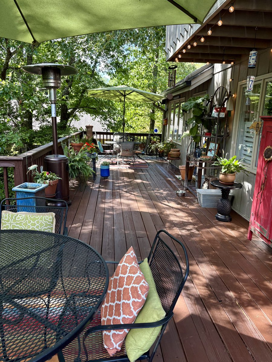 bill_bmcbrayer's tweet image. The deck is now 90% open! A few more plants and we’ll be good to go! Looking forward to relaxing while out in our favorite room! 🥃💐🌺🌻🍷