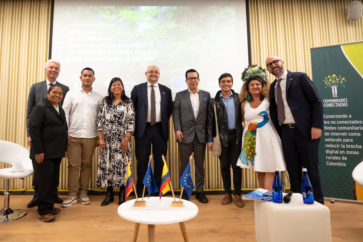 Como parte del #DíadeEuropa, acompañamos el lanzamiento del proyecto Conectando a los no Conectados de la <a href="/UEenColombia/">Unión Europea en Colombia 🇪🇺</a>, el cual fortalecerá nuestro programa #JuntasDeInternet a través de la promoción del trabajo colaborativo para reducir la brecha digital en la Colombia rural.