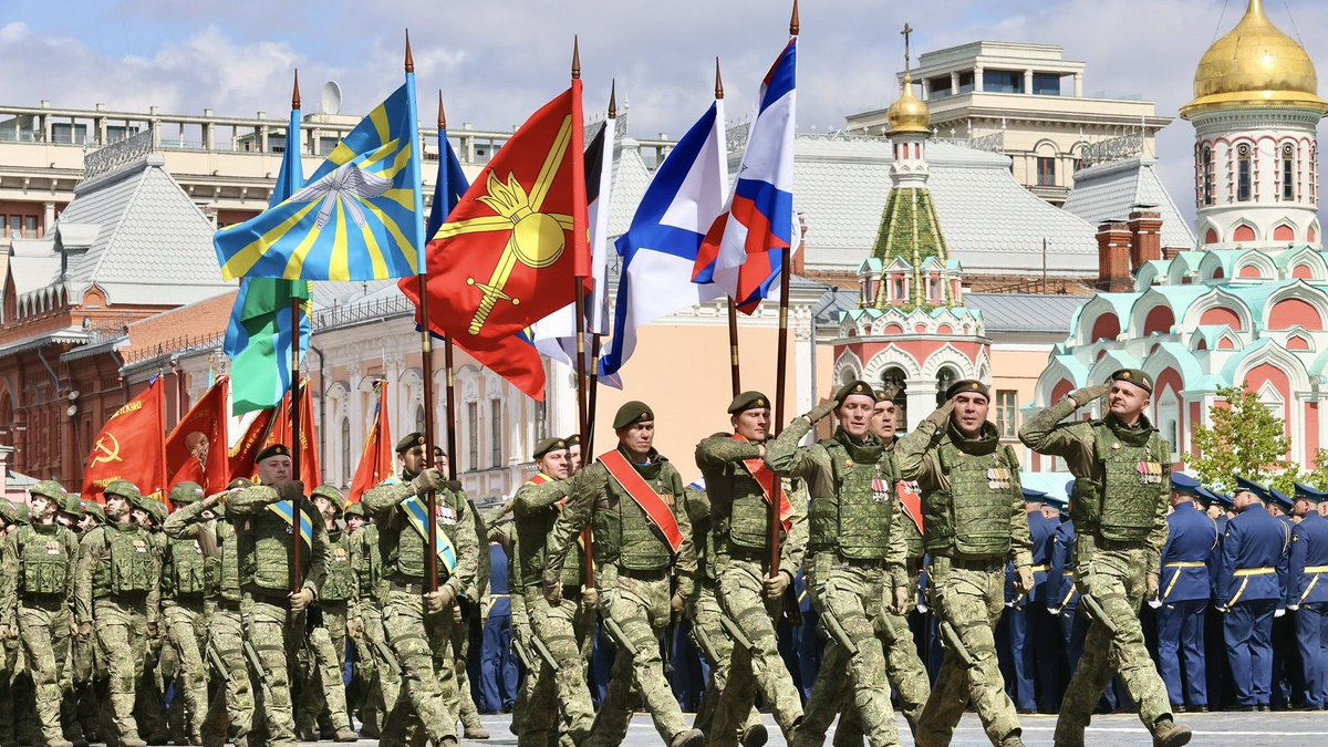 Meyvis Estevez Echevarría (@meyvisesteveze) on Twitter photo La Plaza Roja de Moscú acogió el tradicional gran desfile militar con motivo del aniversario 80 de la victoria sobre el fascismo.
Allí estuvo #Cuba con su Presidente <a href="/DiazCanelB/">Miguel Díaz-Canel Bermúdez</a> demostrando que la libertad y la paz siguen siendo el camino para toda la humanidad. La Plaza Roja de Moscú acogió el tradicional gran desfile militar con motivo del aniversario 80 de la victoria sobre el fascismo.
Allí estuvo #Cuba con su Presidente <a href="/DiazCanelB/">Miguel Díaz-Canel Bermúdez</a> demostrando que la libertad y la paz siguen siendo el camino para toda la humanidad.
