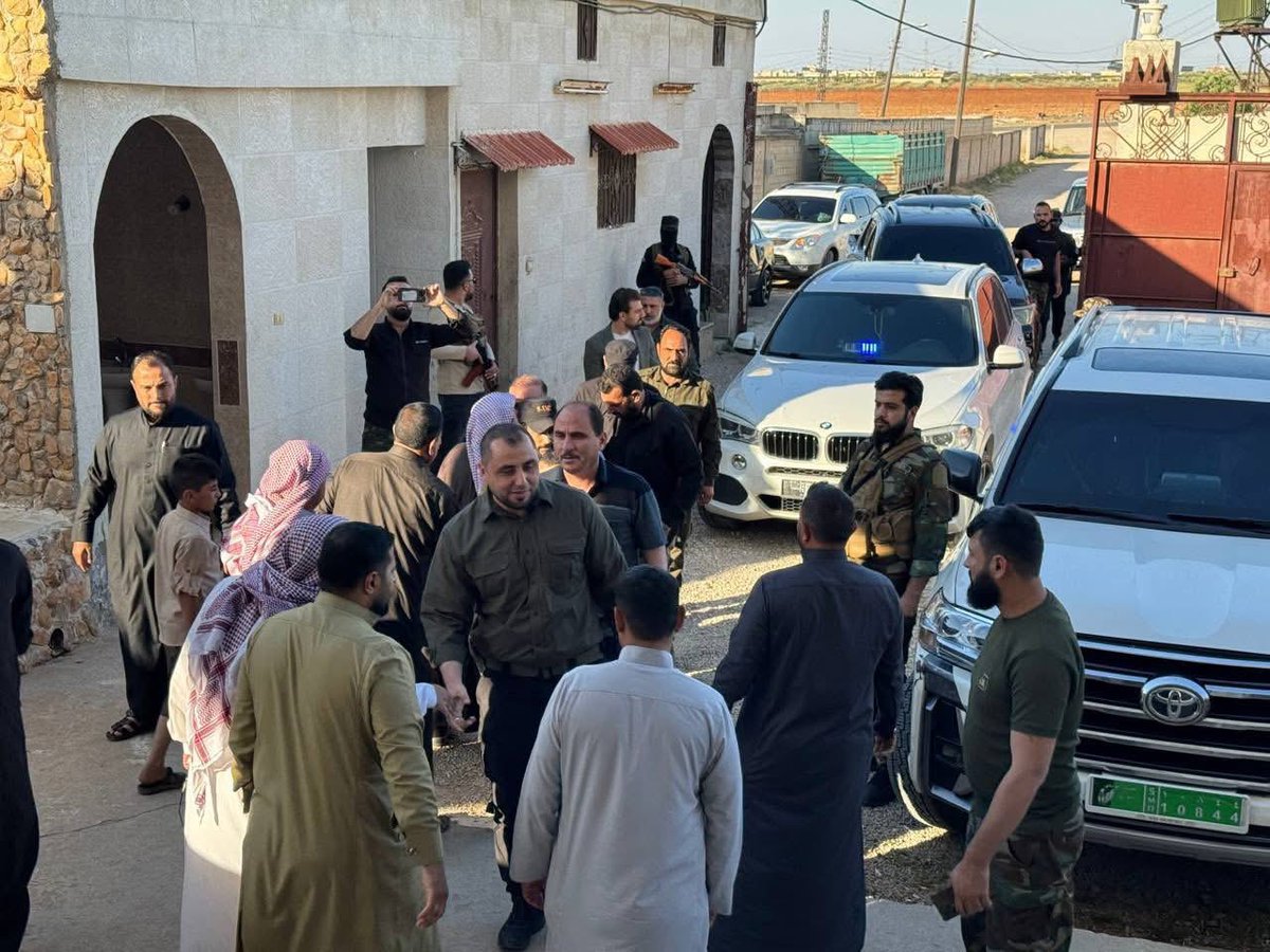 لقاء محبة ومودة مع اخوتنا في مدينة حمص ولقاء بعض ممثلي عشائر و أعيان المدينة والحديث عن الوضع الأمني والعسكري في المدينة و جهود الحكومة في هذا الشأن.