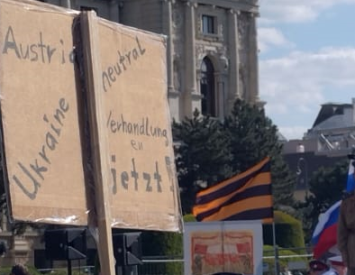 Eindrücke des "Weltkriegsgedenken" zum 9. Mai in Wien, welches voller russischer Fahnen und Georgsbändern (russ. Militärsymbol aus der Zarenzeit) dominiert wurde, flankiert von diversen Flaggen des russischen Imperiums 

"Neutral", russische Flaggen/Georgsfahne auf einem Bild...