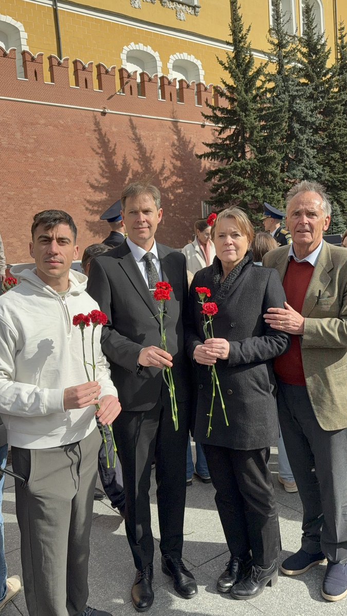 Ruth Firmenich (@ruthfirmenich) on Twitter photo Zum 80. Jahrestag der Befreiung vom deutschen Faschismus habe ich heute mit meinen Parlamentskollegen aus dem EP Michael von der Schulenburg, @DostalOndrej und <a href="/Fidias0/">Fidias Panayiotou</a> Blumen am Grabmal des unbekannten Soldaten in Moskau niedergelegt. Nie wieder Faschismus, nie wieder Krieg! Zum 80. Jahrestag der Befreiung vom deutschen Faschismus habe ich heute mit meinen Parlamentskollegen aus dem EP Michael von der Schulenburg, @DostalOndrej und <a href="/Fidias0/">Fidias Panayiotou</a> Blumen am Grabmal des unbekannten Soldaten in Moskau niedergelegt. Nie wieder Faschismus, nie wieder Krieg!