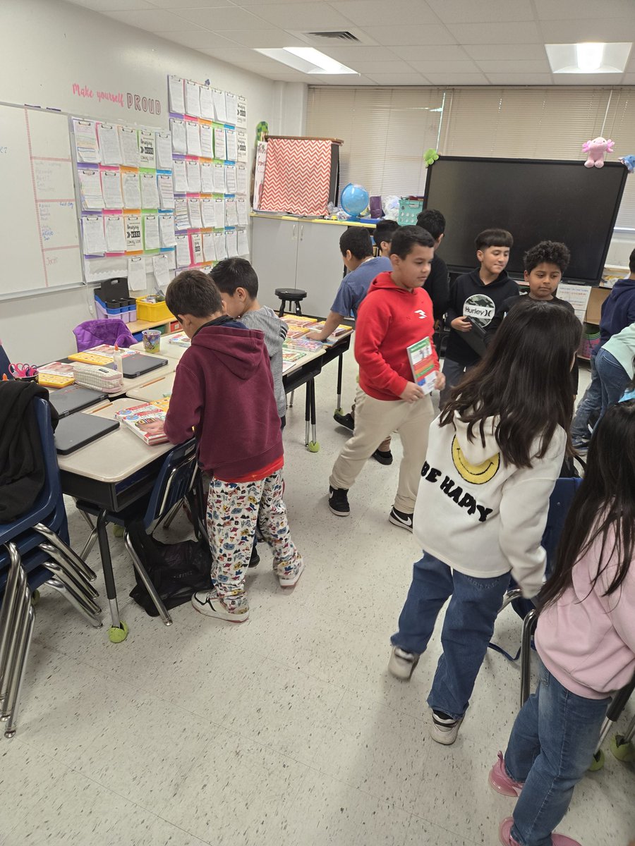 Jaleydapz's tweet image. Our students were excited to get more books. Each one got to pick a book to take home and enjoy
Happy reading!
#LiteracyMatters #BooksForKids #ReadingIsFun #CrenshawReads
📚✨ #StudentSuccess #BuildingReaders