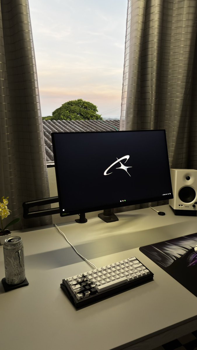 joaoitech's tweet image. Golden hour + setup = peace 🤩
#desksetup